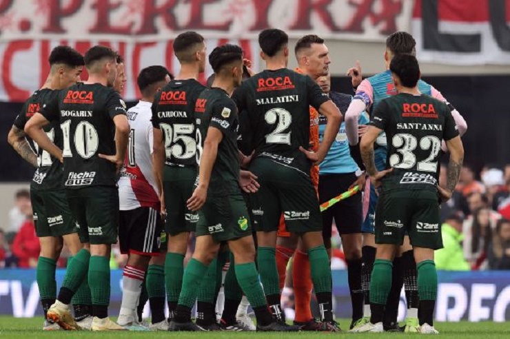 Trọng tài nói với các cầu thủ rằng trận đấu sẽ bị tạm dừng