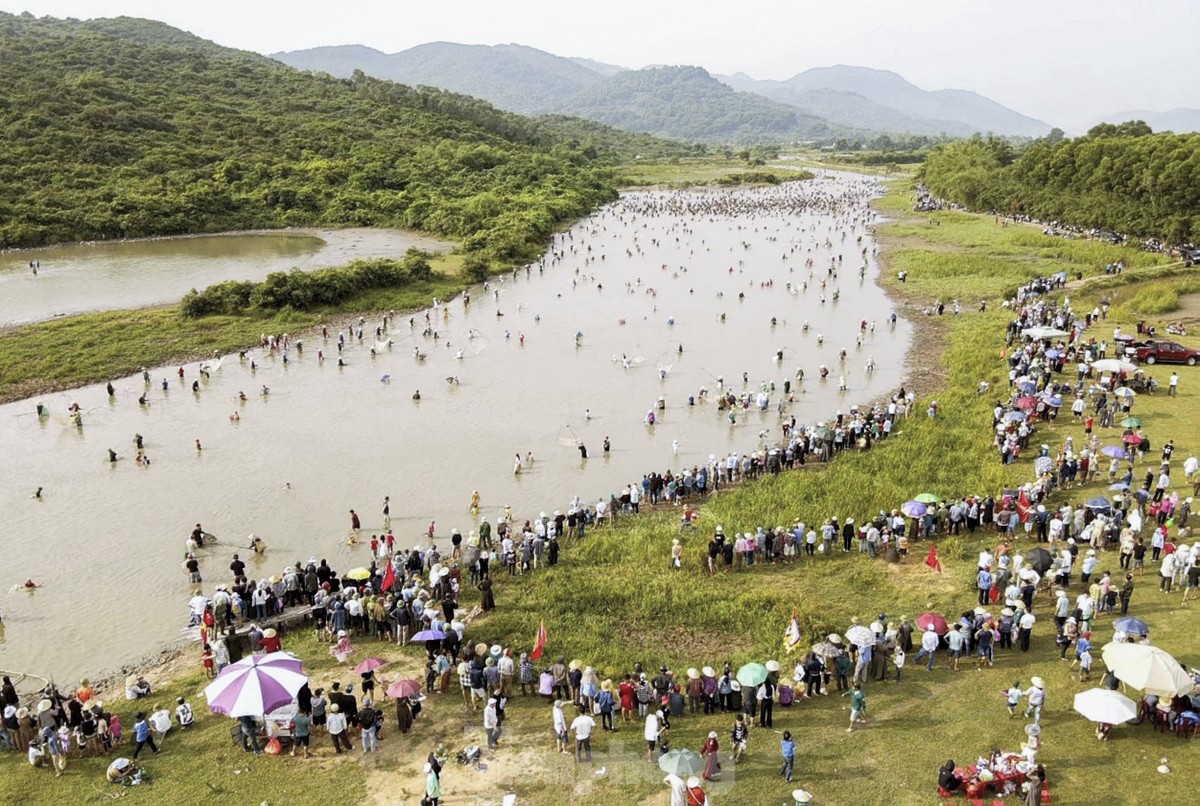 Sáng 4/6, hàng nghìn người đổ về khu vực đầm Vực Rào, thôn Nam Viên, xã Xuân Viên, huyện Nghi Xuân ( Hà Tĩnh ), để dự lễ hội đánh bắt cá truyền thống Đồng Hoa.