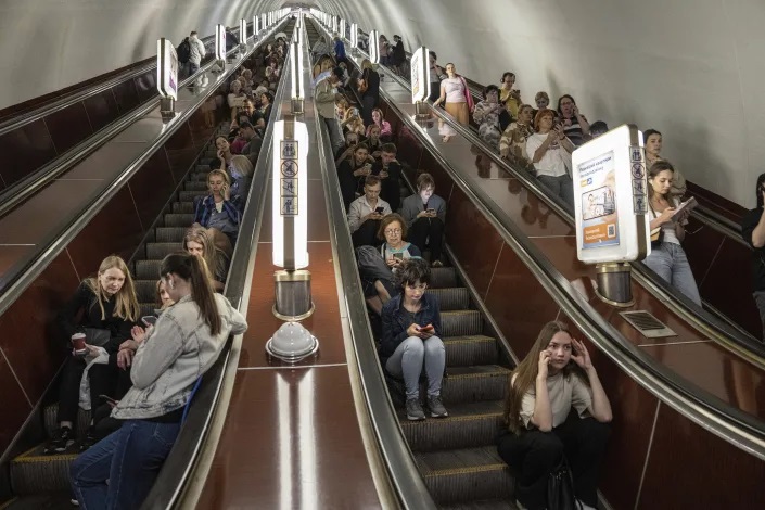 Người dân Kiev dùng một ga tàu điện ngầm làm nơi trú ẩn không kích tạm thời. Ảnh: AP