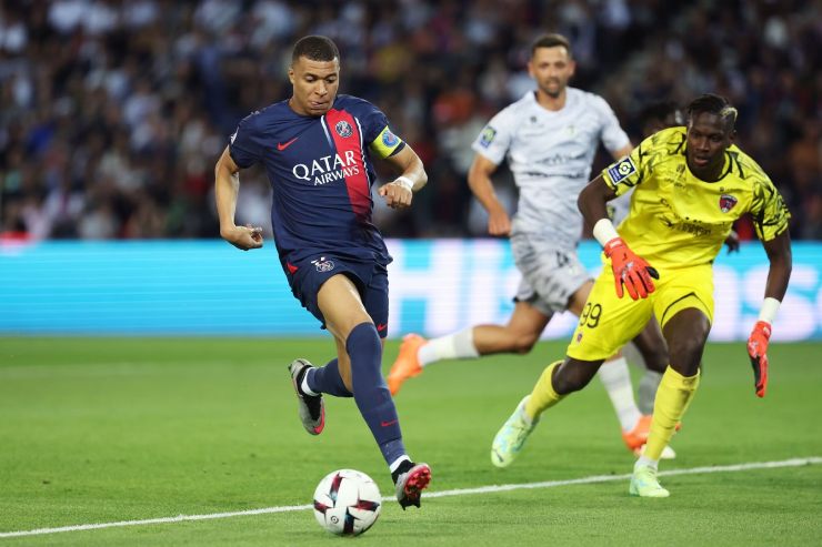 Mbappe (áo đo đen) đánh bại không thể giúp PSG giành chiến thắng