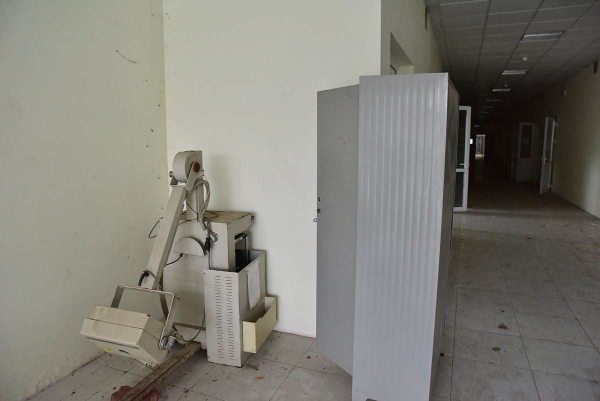 Một thiết bị vật tư, máy móc nằm chỏng chơ bên hành lang bệnh viện.