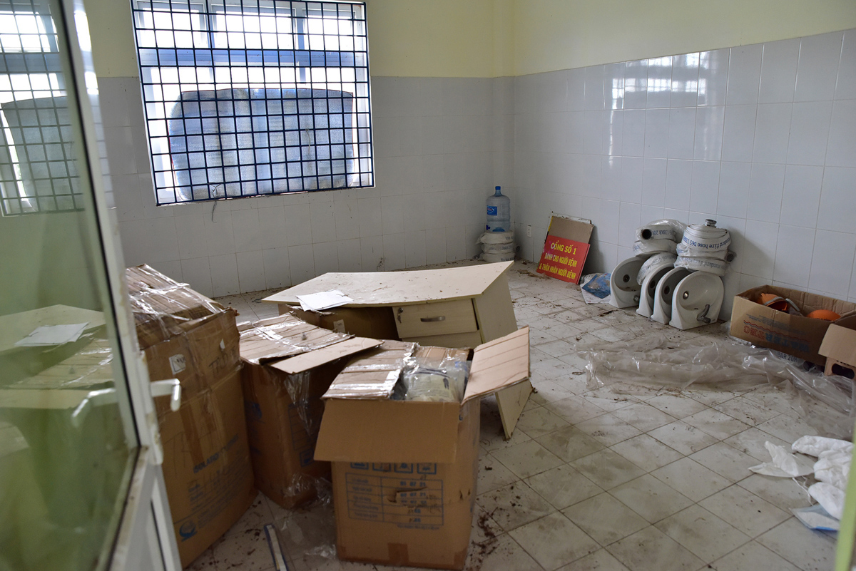 Nhiều thiết bị phục vụ bệnh nhân hiện vẫn đang chất đống, đóng thành thùng nằm rải rác ở các phòng chưa được lắp đặt.