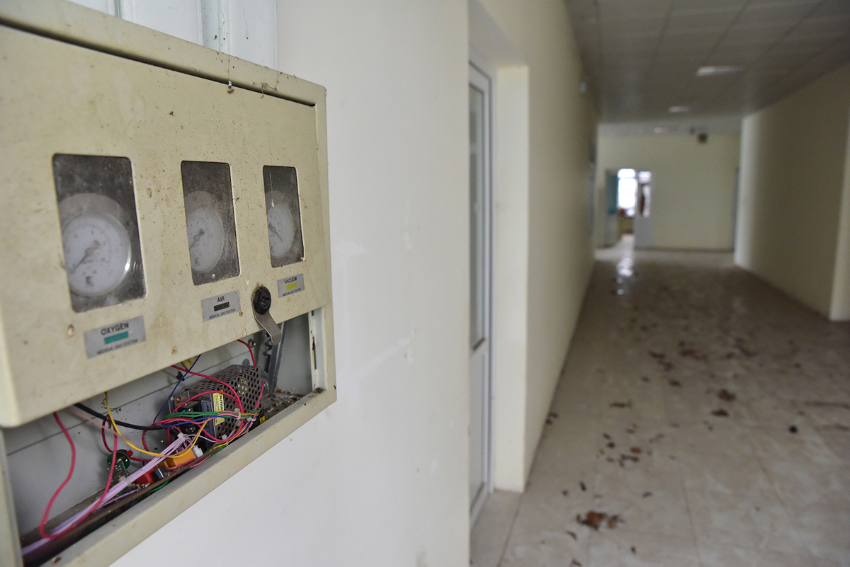 Do nhiều năm không được sử dụng, một số hạng mục của bệnh viện có dấu hiệu bị xuống cấp và hư hỏng.