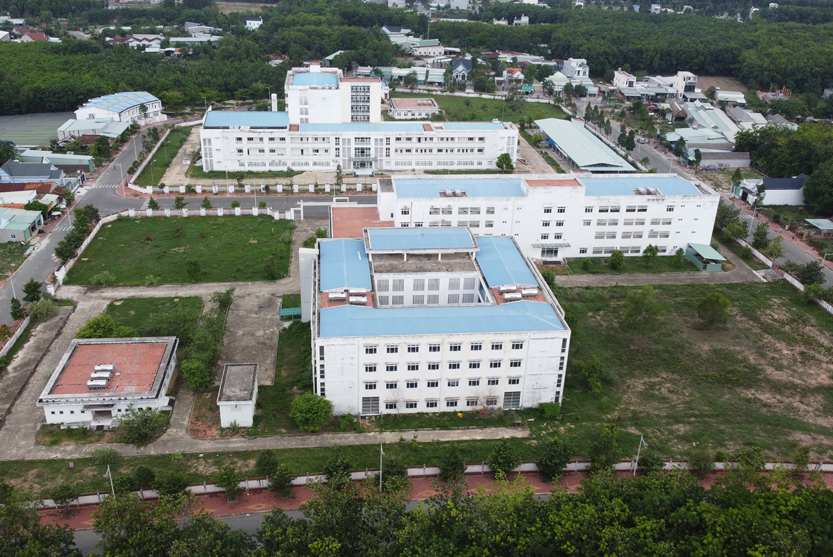 Công trình nằm trong khu đất có 4 mặt tiền được triển khai xây dựng từ năm 2014 đến 2018 thì cơ bản xây dựng xong. Bệnh viện gồm 2 khu nhà 4 tầng, có quy mô 300 giường, vốn đầu tư gần 250 tỷ đồng.