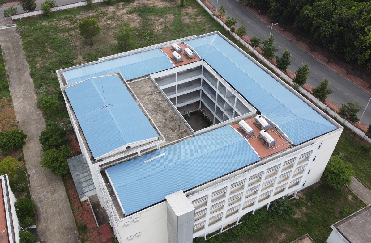 Bên trong bệnh viện không có người trông coi. Hiện trạng khu nhà lớn nhất các cửa vào bên trong đang được khoá kín.