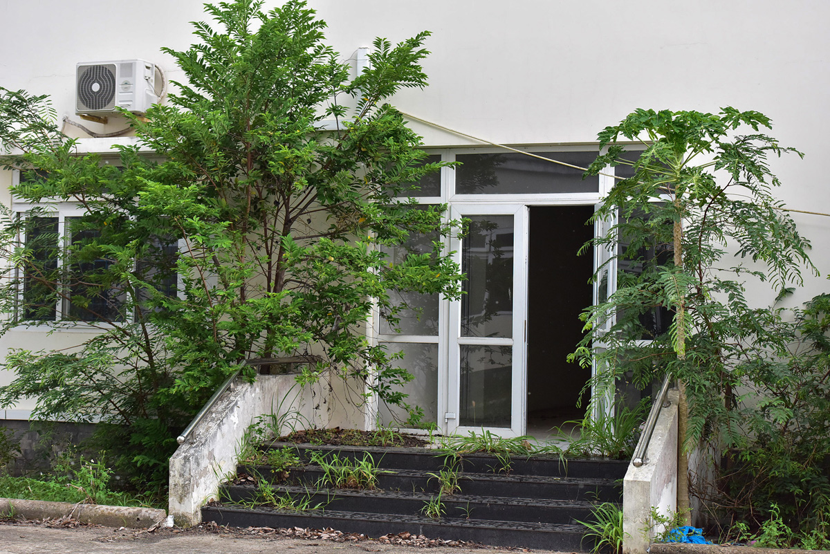 Các lối vào khu nhà khác cửa không khoá, phía trước cũng bị cây cối bao phủ. Nhiều thiết bị điều hoà được lắp đặt nhưng lâu ngày không được sử dụng.