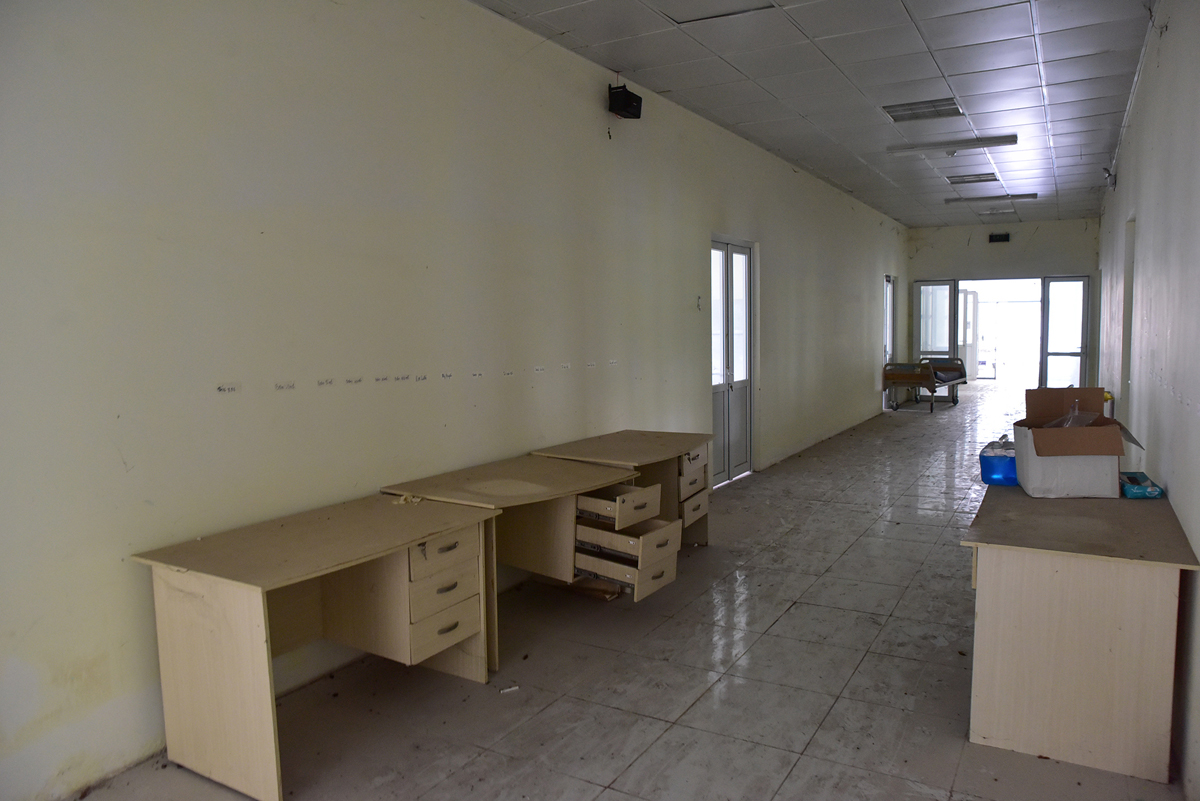 Hành lang một trong các tầng ngổn ngang giường bệnh, tủ văn phòng, thùng rác…