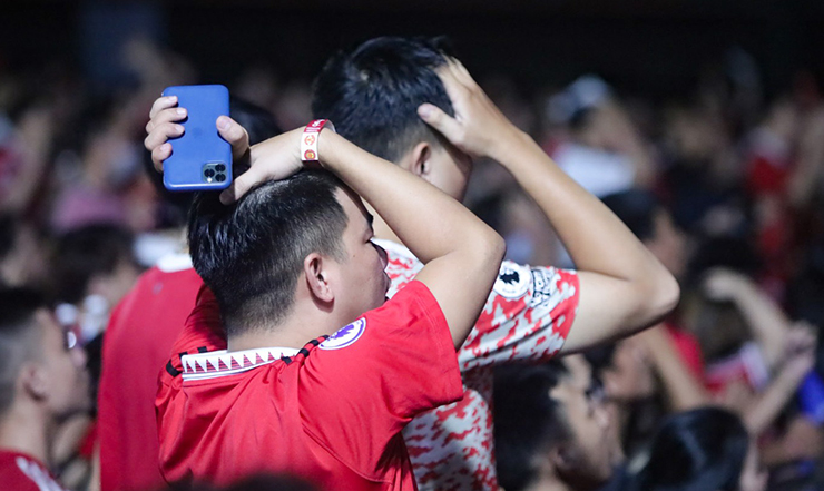 Tuy nhiên ngay đầu hiệp 2, CĐV Man United ngỡ ngàng khi đội bóng của mình sớm nhận bàn thua thứ 2 cũng bởi một siêu phẩm vô lê của Gundogan.