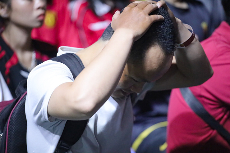 Một số fan ôm đầu vì không thể tin đội nhà thủng lưới đến 2 bàn thắng đều từ những cú sút khó tin của tiền vệ 32 tuổi người Đức.