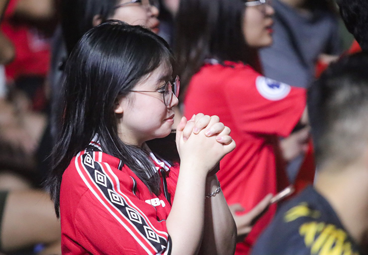 Fan nữ Man United cầu nguyện bất thành, lặng người nhìn Man City vô địch - 12
