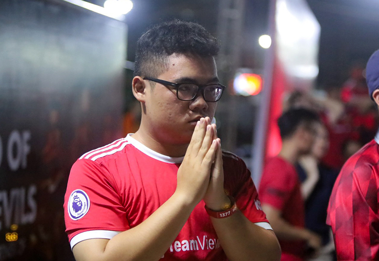 Những sự cầu nguyện từ các fan dành cho đội nhà ở những phút còn lại của hiệp 2.