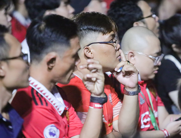 Nỗi buồn của fan Man United tại TP.HCM khi không thể trở thành chướng ngại vật trong hành trình tạo cú ăn ba của Man City ở mùa giải này.