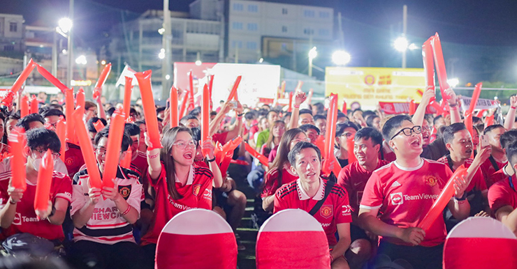 Mặc dù bị đánh giá thấp hơn nhưng trước giờ bóng lăn, “rừng” fan MU đã tạo nên một không khí vô cùng sôi động. Tất cả đều tỏ ra lạc quan và tin vào một chiến thắng cho thầy trò HLV Erik Ten Hag.