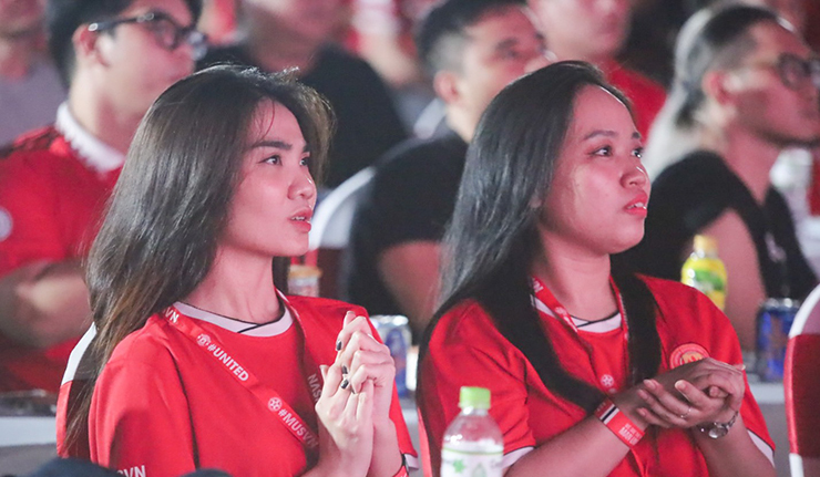 Tuy nhiên ngay khi trận đấu bắt đầu, các fan của “Quỷ đỏ” nhận một “gáo nước lạnh” khi Gundogan tung cú vô lê từ xa mở tỉ số ngay ở giây thứ 14.