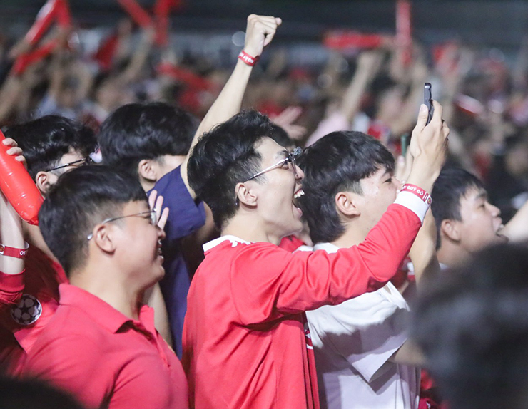 Niềm vui bất ngờ đến với các CĐV “Quỷ đỏ” khi đội nhà được hưởng quả 11m ở phút 29 sau khi Grealish để bóng chạm tay trong vòng cấm.