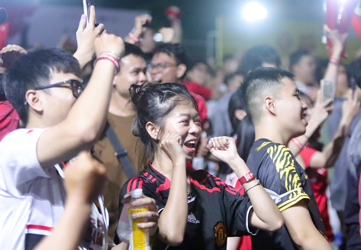 Fan nữ Man United cầu nguyện bất thành, lặng người nhìn Man City vô địch - 7