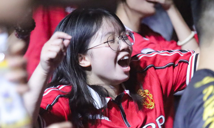 Không khí tại buổi off bùng nổ khi Bruno Fernandes thực hiện thành công quả phạt đền giúp Man United san hòa tỉ số 1-1.