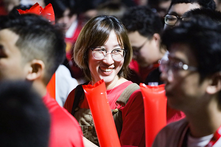 Các fan đội bóng áo đỏ cười nói vui vẻ khi cảm thấy hài lòng về kết quả hòa sau hiệp đầu.