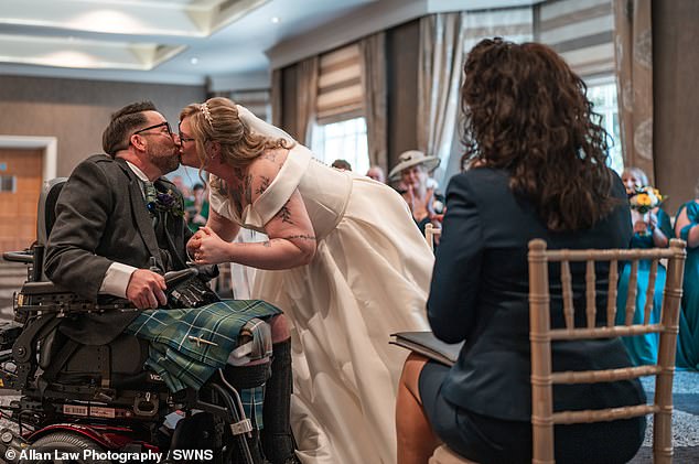 Chú rể ngồi xe lăn khiến cô dâu choáng váng khi đứng trong ngày cưới - 5