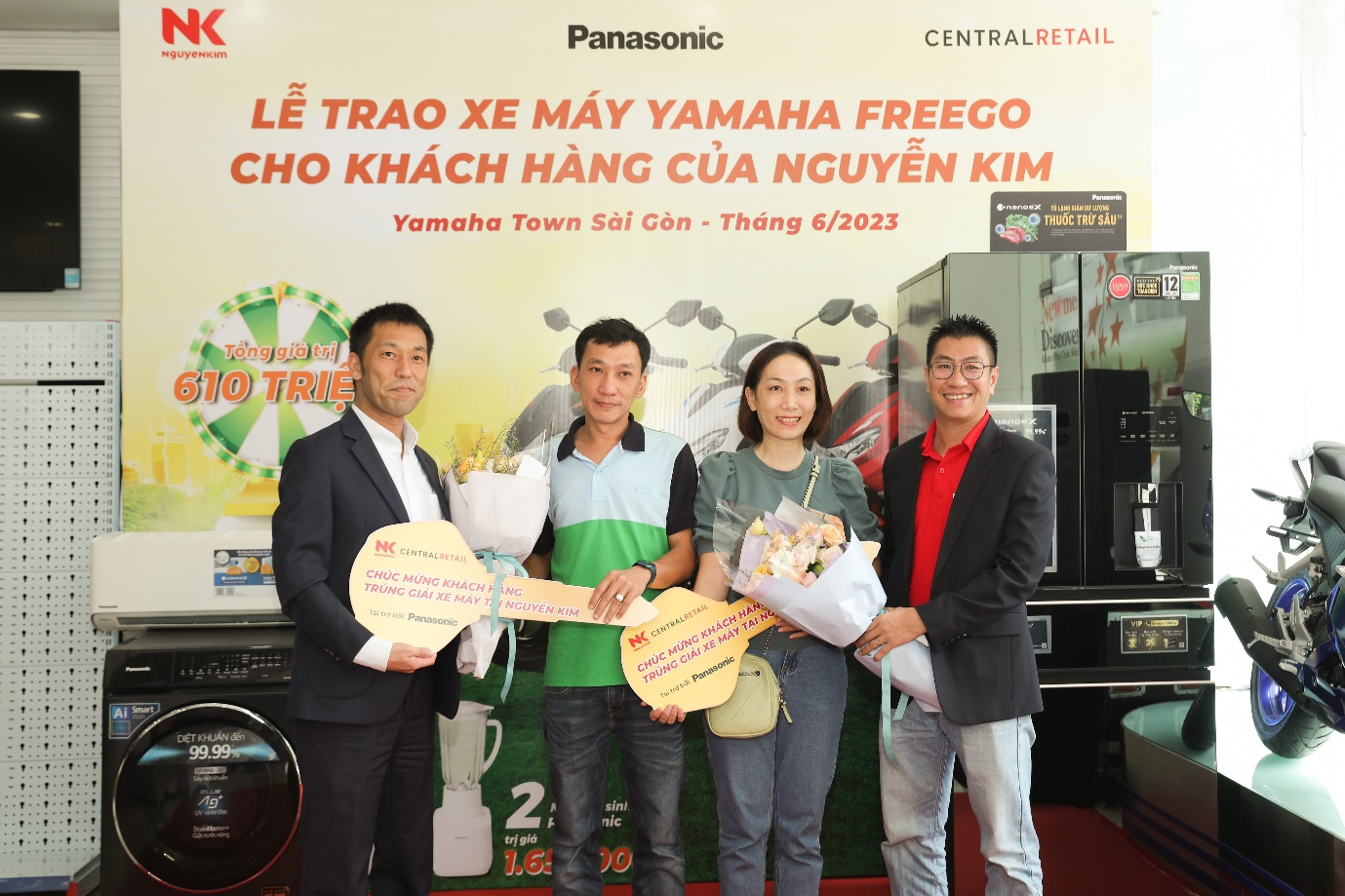 Anh Trần Đức Tuấn – khách hàng trúng xe máy Yamaha FreeGo (thứ hai từ bên trái)