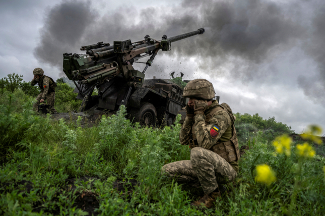 Binh lính Ukraine bắn lựu pháo ở Avdiivka ngày 31/5. (Ảnh: Reuters)