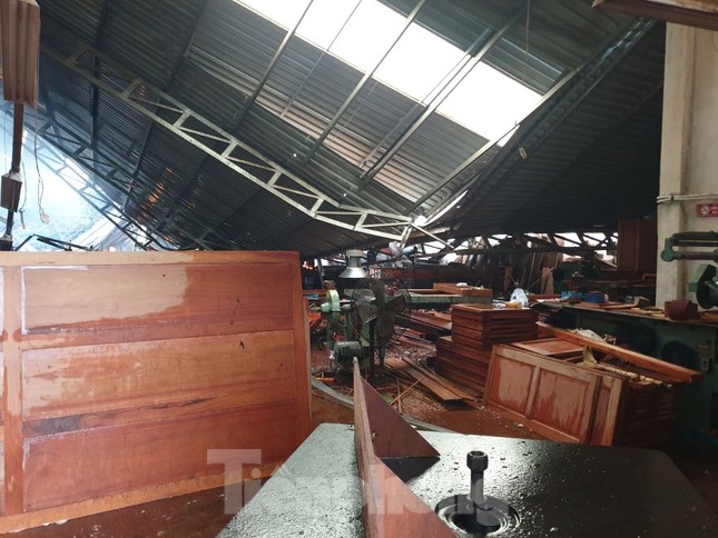 Xưởng sản xuất đồ gỗ ở Bình Dương đổ sập sau hỏa hoạn - 4