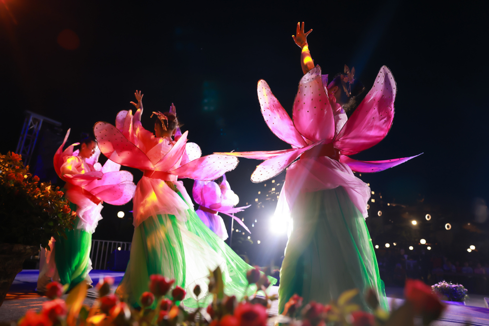 Tiết mục múa đèn hoa đăng đặc sắc