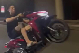 Pháp luật - Tạm giữ nhóm thanh niên “bốc đầu” xe máy rồi khoe clip lên mạng xã hội