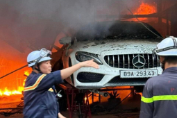 Tin tức trong ngày - Biển lửa bao trùm gara ở Hà Nội, nhiều ô tô bị thiêu rụi