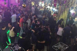 2 nhóm thanh niên mang súng, dao, kiếm hỗn chiến vì nữ nhân viên quán bar
