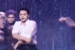 Đời sống Showbiz - Chủ tịch ngân hàng gây bão MXH vì màn nhảy dưới mưa lộ "quá khứ" bất ngờ