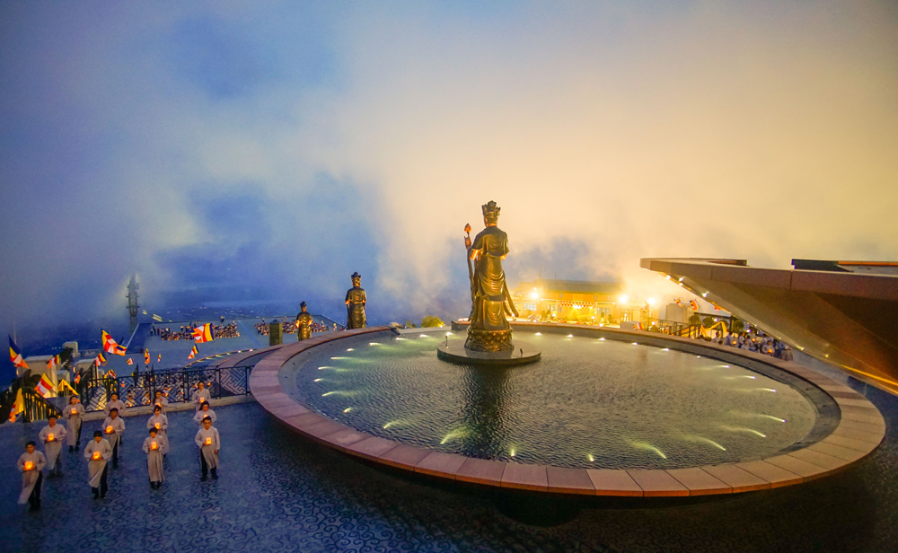 Thiêng liêng khoảnh khắc dâng hoa đăng kính mừng Phật đản trên đỉnh Núi Bà, Tây Ninh - 1