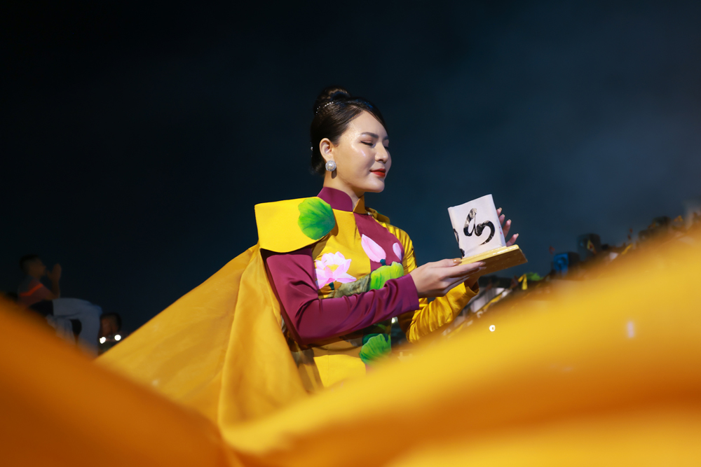 Du khách thành kính rước đăng mừng Đại lễ Phật đản