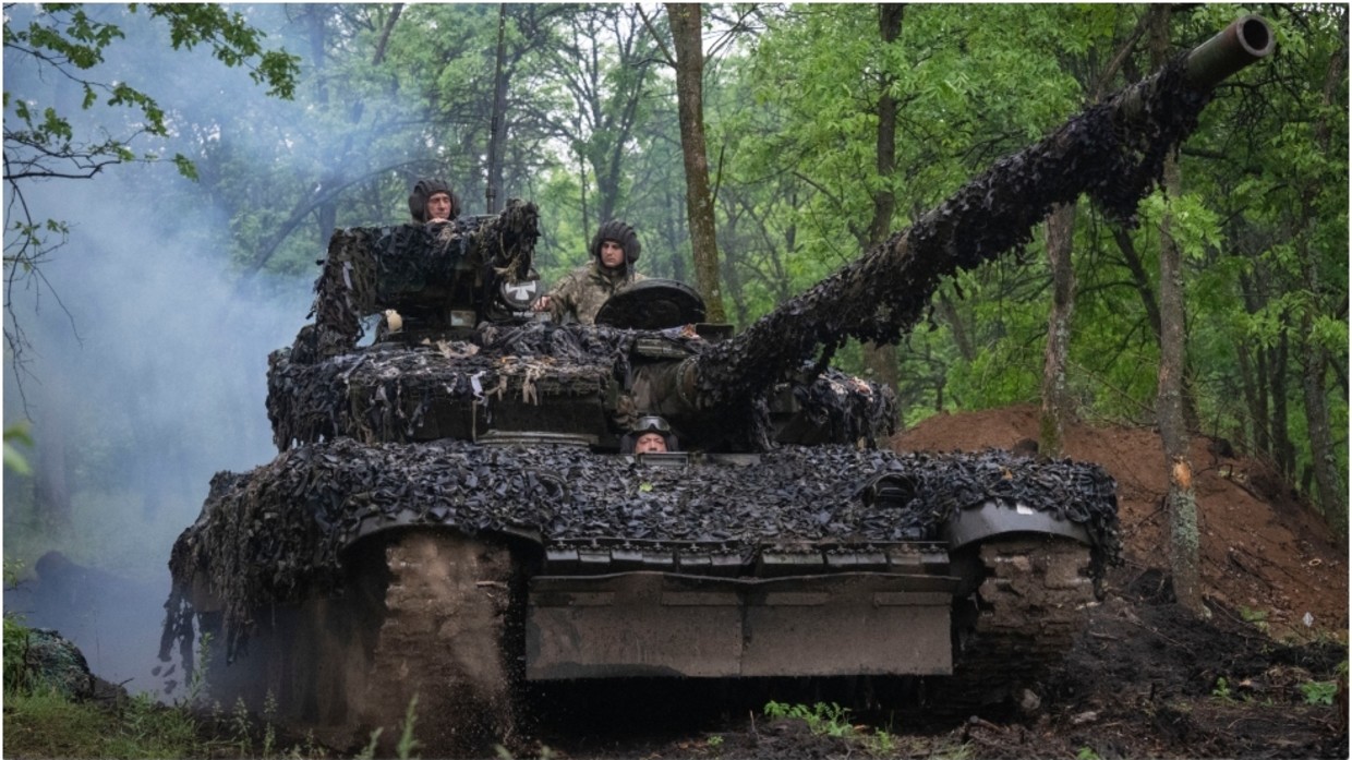 Binh sĩ Ukraine lái xe tăng tại một khu vực ở vùng Donbass vào ngày 23/5/2023.
