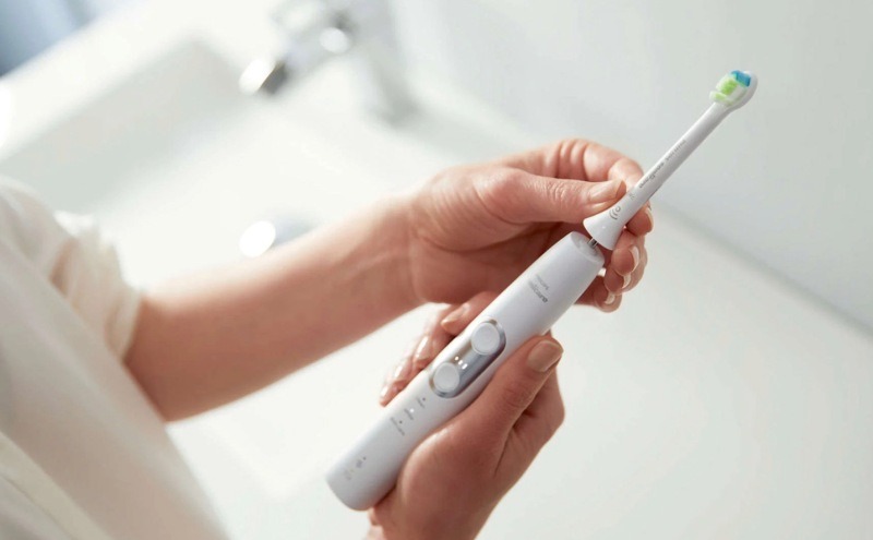 Mách chàng sử dụng bàn chải đánh răng điện đúng cách - 2