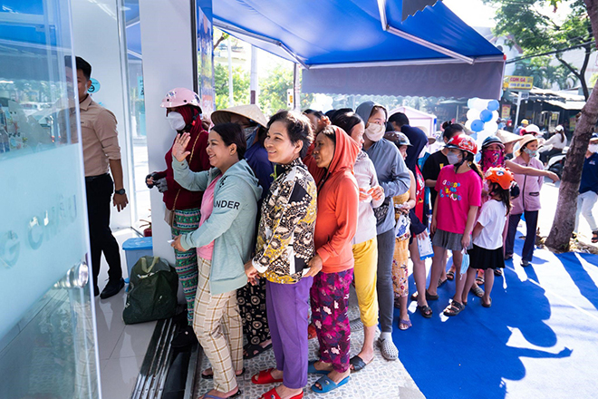 Nhiều khách hàng đã có mặt từ sớm, hào hứng xếp hàng tham gia chương trình