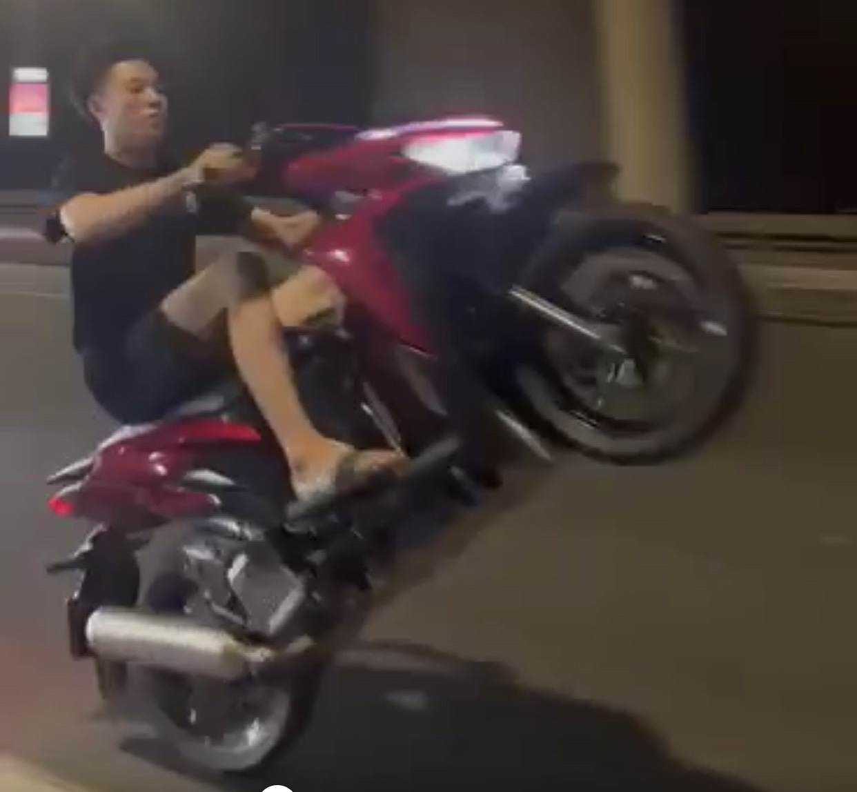 Phi “bốc đầu” xe máy khi lưu thông trên đường.