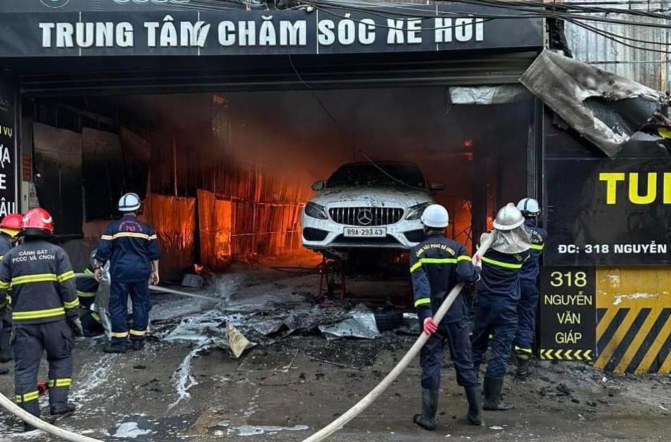 Vụ cháy gara ở Hà Nội: 9 ô tô bị thiêu rụi - 1
