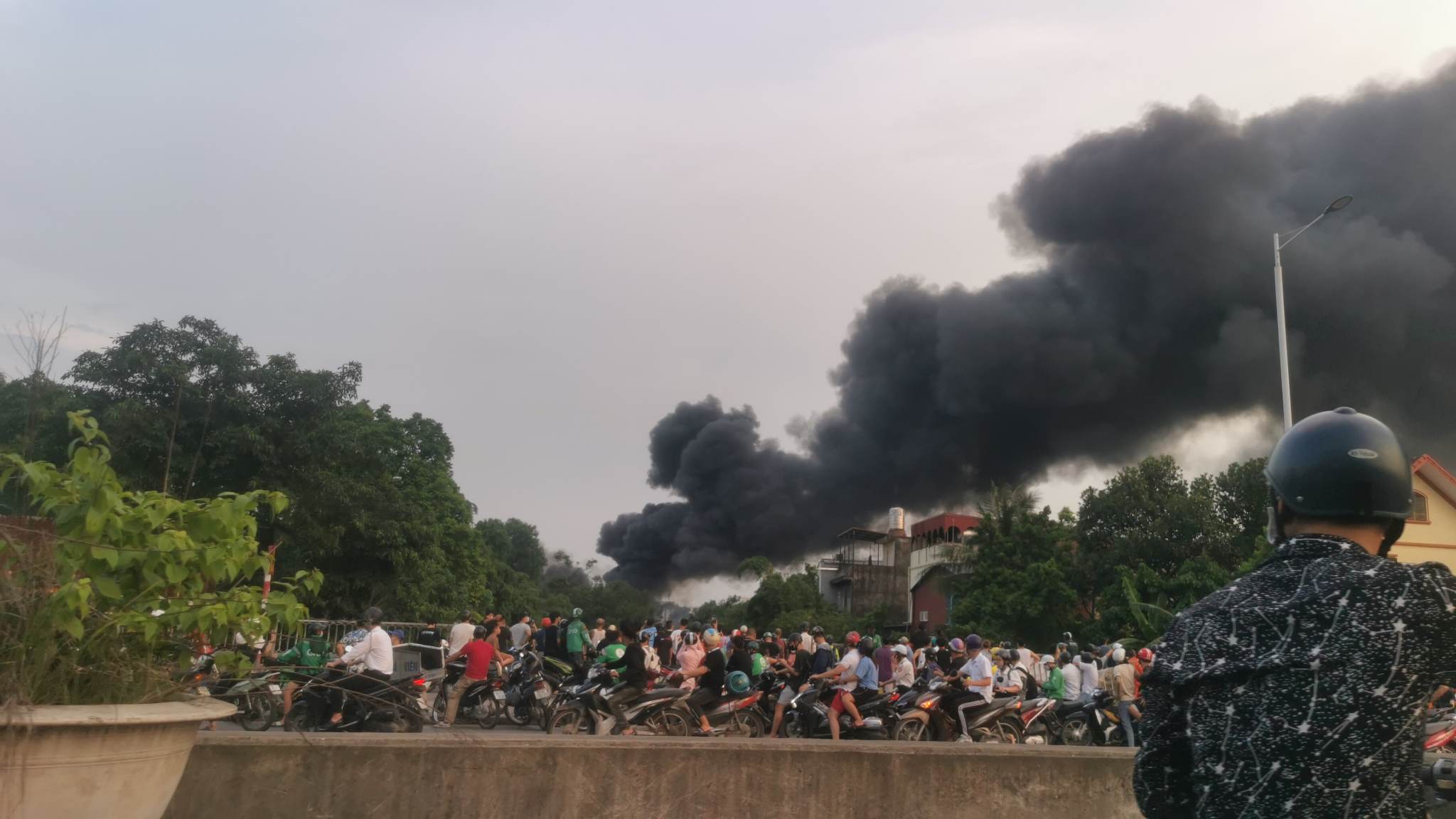 Biển lửa bao trùm gara ở Hà Nội, nhiều ô tô bị thiêu rụi - 2