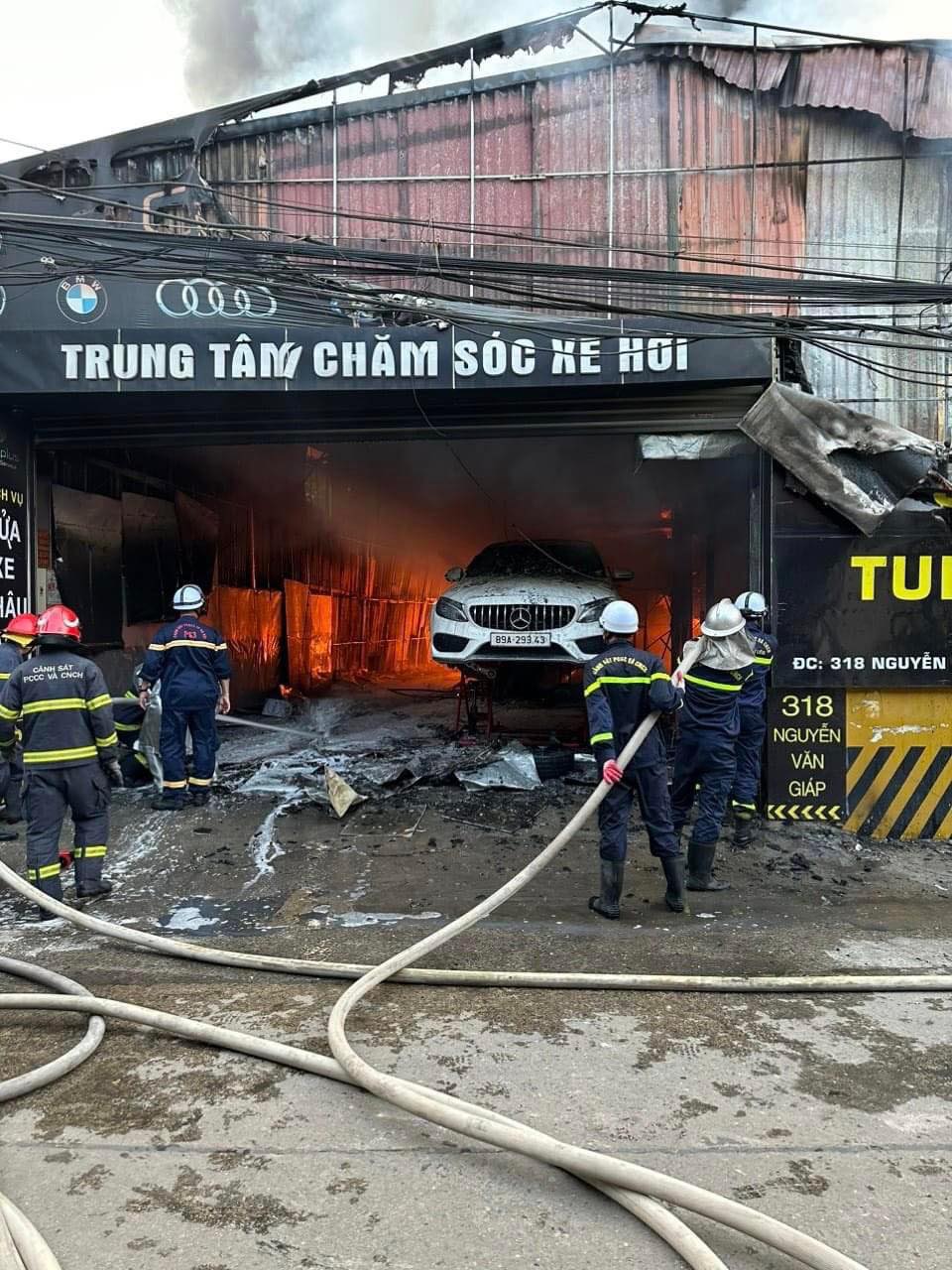 Biển lửa bao trùm gara ở Hà Nội, nhiều ô tô bị thiêu rụi - 3