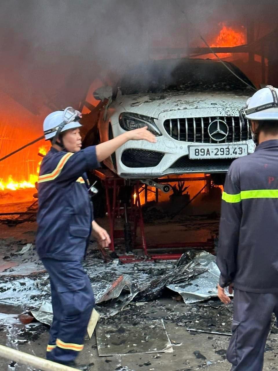 Biển lửa bao trùm gara ở Hà Nội, nhiều ô tô bị thiêu rụi - 4
