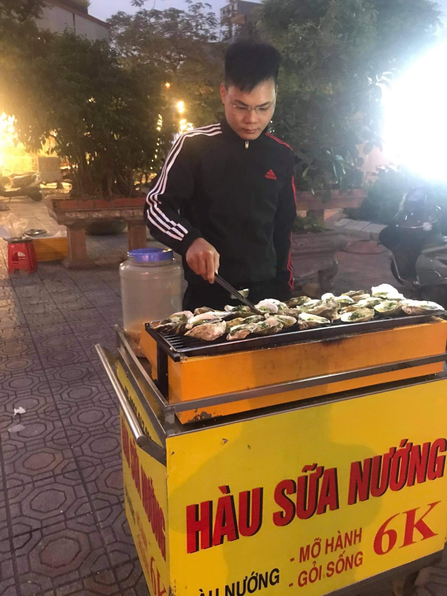 Quán hàu nướng vỉa hè của Việt ở Hà Nội
