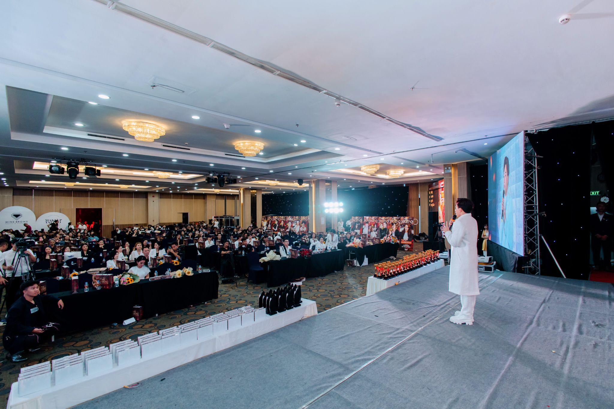 Chuyên gia Phương Cao không ngừng truyền cảm hứng và chia sẻ kiến thức với cộng đồng làm đẹp