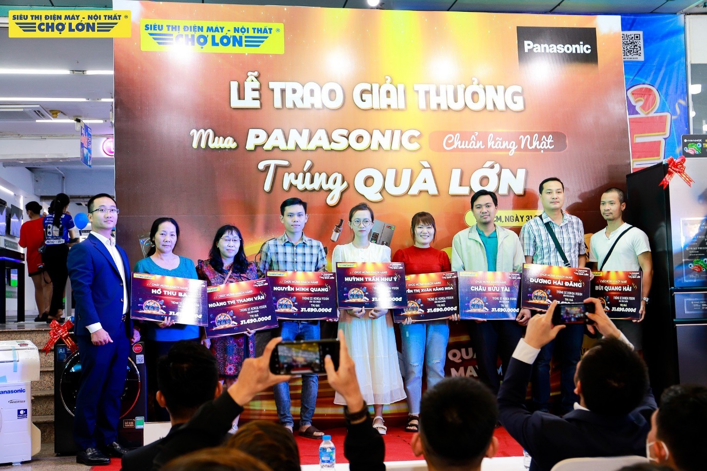 Các khách hàng trúng giải tại Siêu thị Điện máy – Nội thất Chợ Lớn