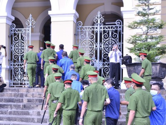 Tin tức trong ngày - Hình ảnh ban đầu tại phiên xử cựu Phó cục trưởng Cục Thuế TP.HCM và 66 bị cáo trong vụ Thủ Đức house