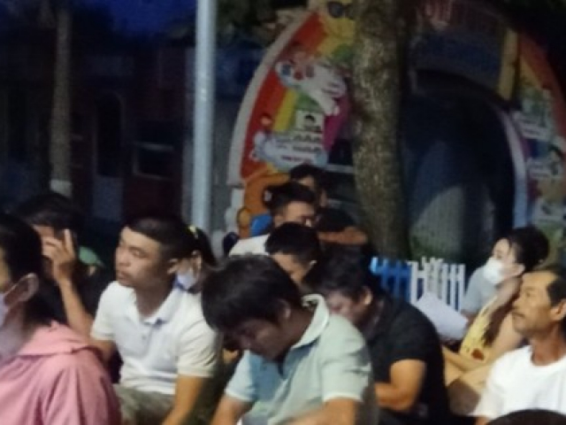 Giáo dục - du học - Phụ huynh chen chúc từ 2 giờ sáng nộp hồ sơ cho con học mẫu giáo