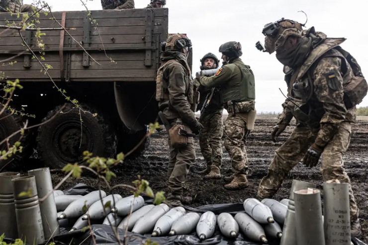 Binh sĩ Ukraine vận chuyển đạn dược gần TP Bakhmut vào tháng 4. Ảnh: AA
