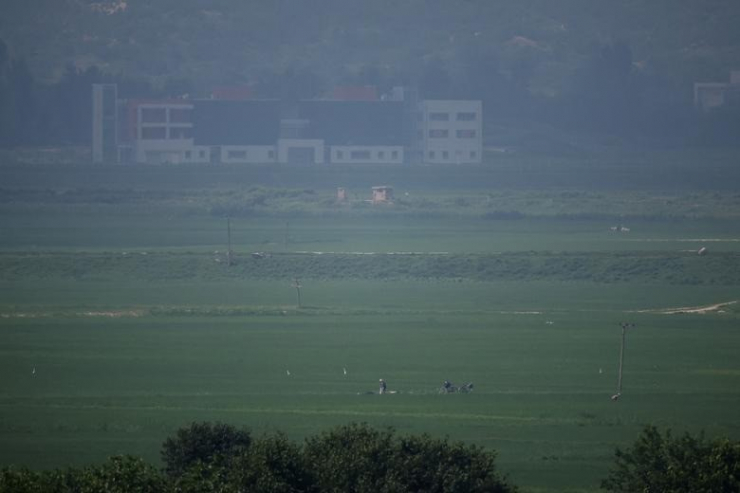 Reuters: Chùm ảnh cuộc sống làng quê Triều Tiên qua góc máy ở nơi biên giới - 7