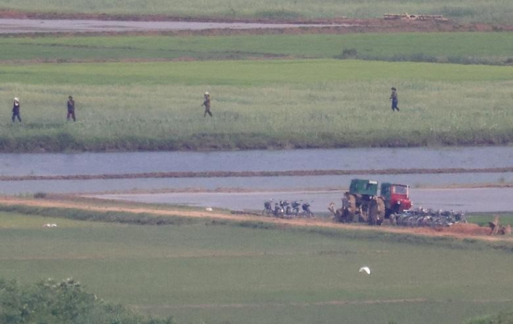 Reuters: Chùm ảnh cuộc sống làng quê Triều Tiên qua góc máy ở nơi biên giới - 8