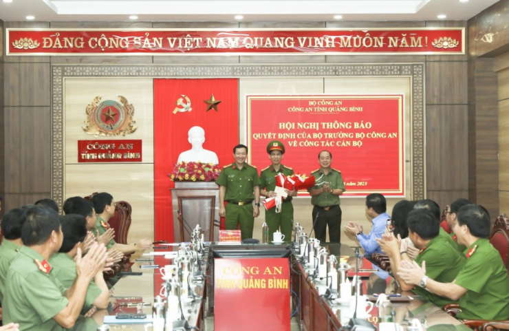 Lãnh đạo Công an tỉnh Quảng Bình tặng hoa chúc mừng Đại tá Phan Đăng Tĩnh, Phó Giám đốc Công an tỉnh nhận nhiệm vụ mới